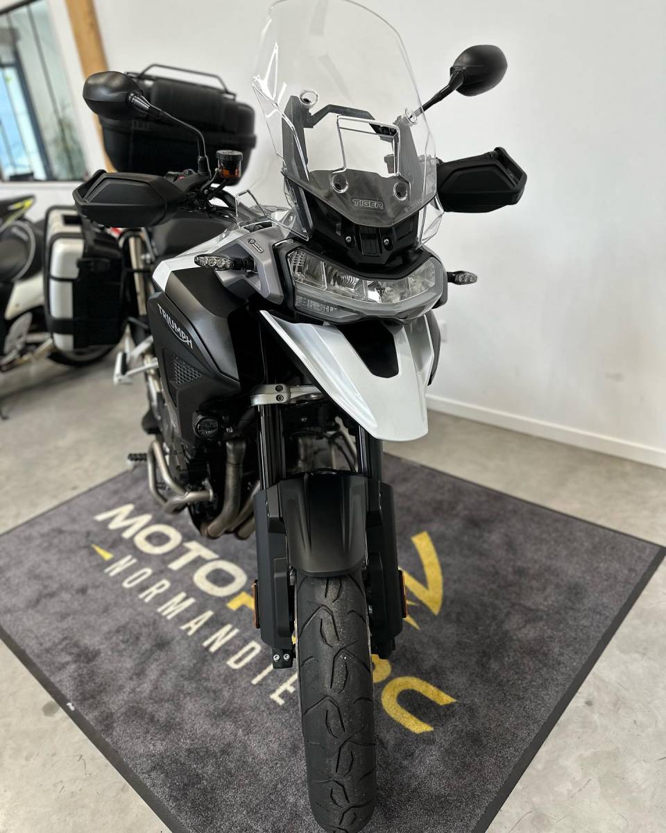 Moto blanche et grise