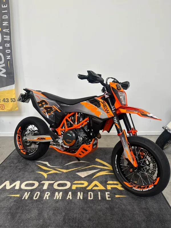 KTM 690 SMC-R proche de Lillebonne