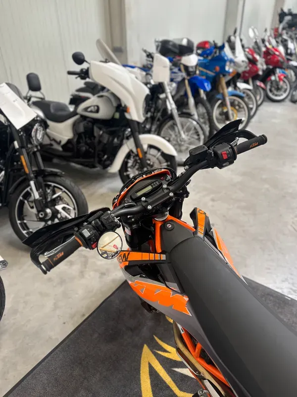 KTM 690 SMC-R proche de Lillebonne