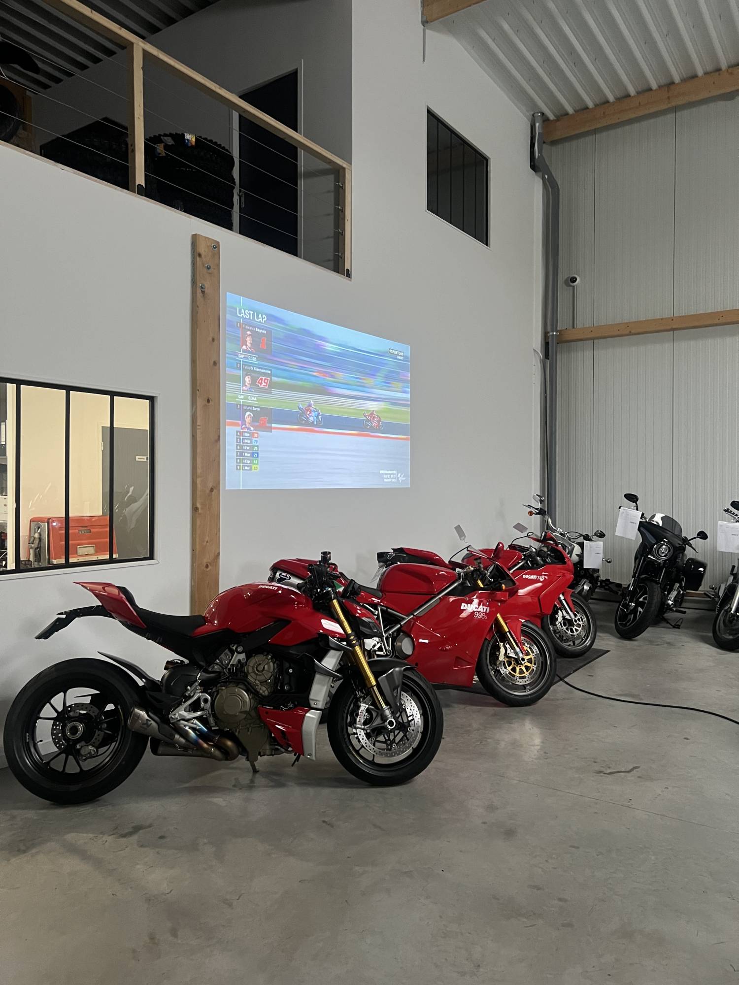 Acheter des motos d'occasions de la marque Ducati proche Le Havre 
