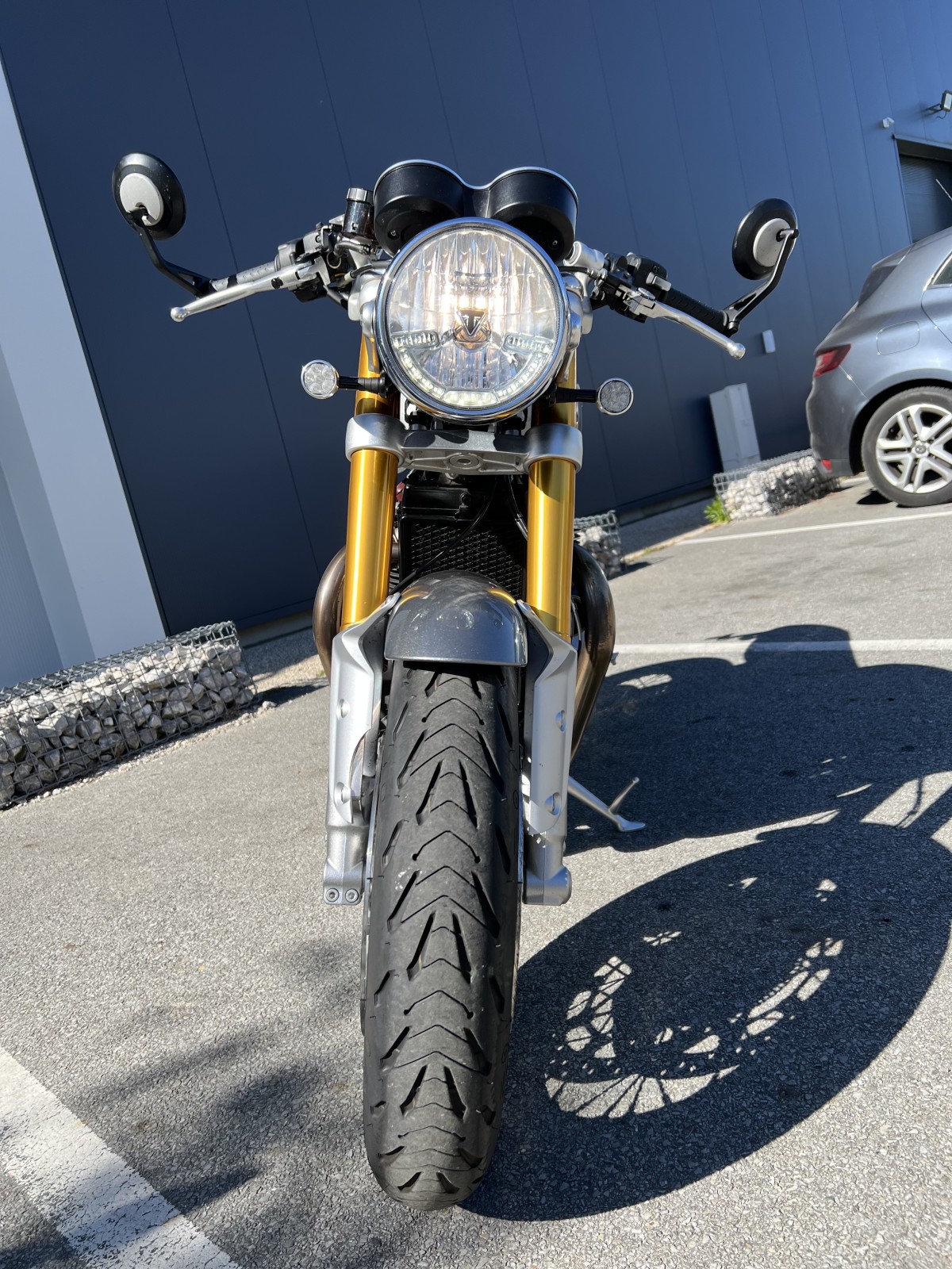 TRIUMPH 1200 THRUXTON R