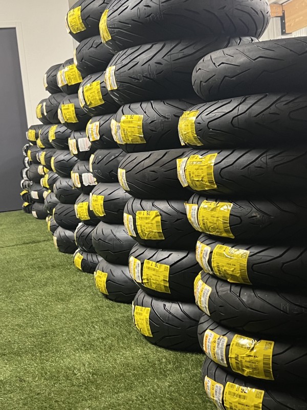 STOCK DE PNEUMATIQUES PIRELLI 