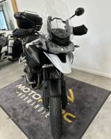 Moto blanche et grise